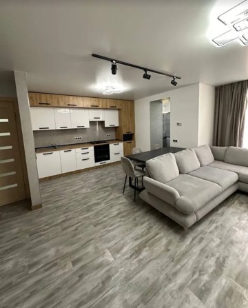 Продаж 1к квартири 54 кв. м на просп. Злуки - фото 1