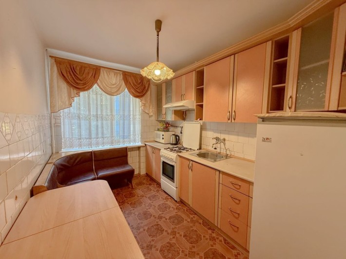 Продам 3-к квартиру із власною коміркою - фото 1