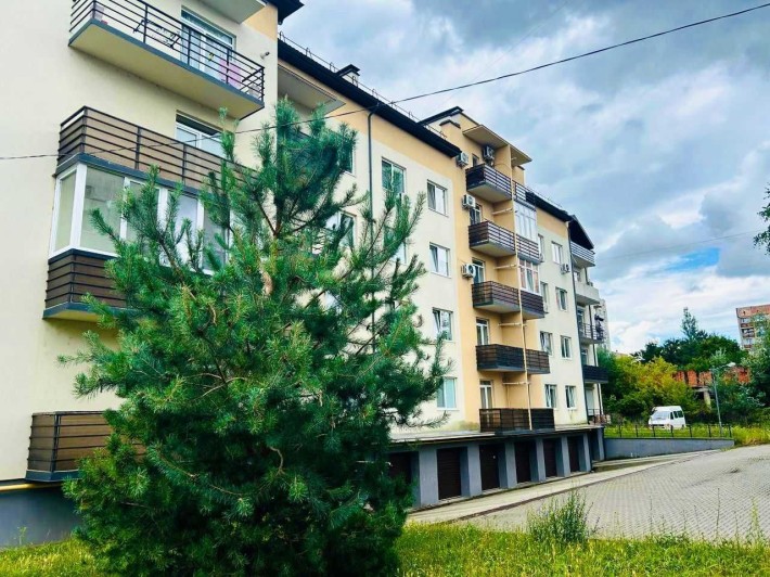 Гарна простора  квартира у затишному районі . Можна під програми - фото 1