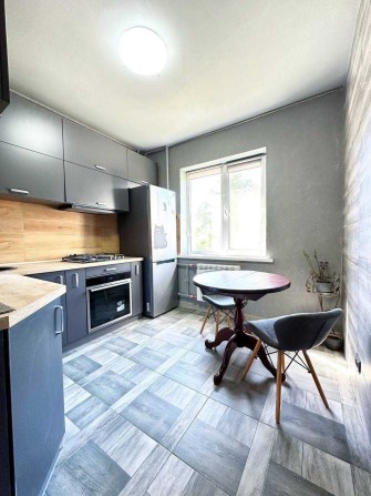 ХАРКІВСЬКА! Продаж 2-кімнатної квартири з НОВИМ ремонтом. 2/10 поверх - фото 1