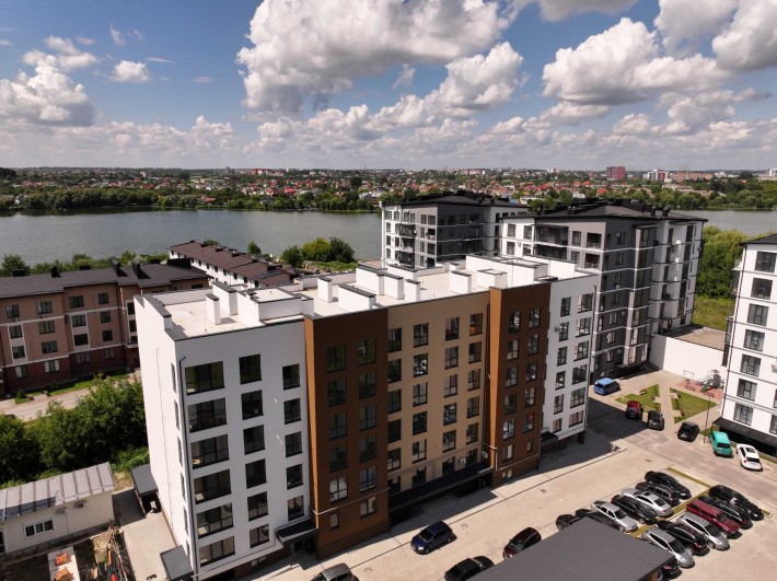 Продам 1К 45м2 3 пов, якісний ремонт, вид на озеро, новобудова, є ліфт - фото 1