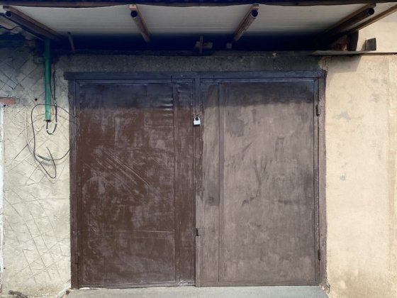 Гараж кірпічний з сухим підвалом