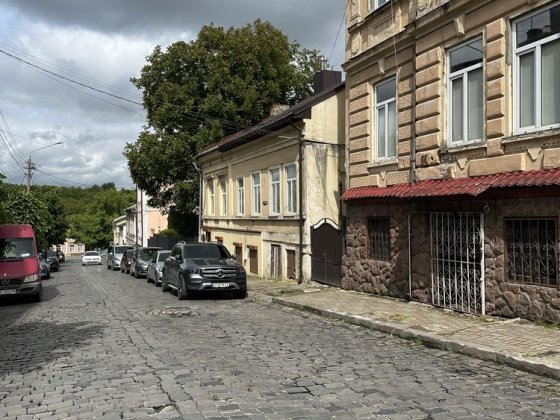 Продається 2-кімнатна квартира в центрі Черновцы