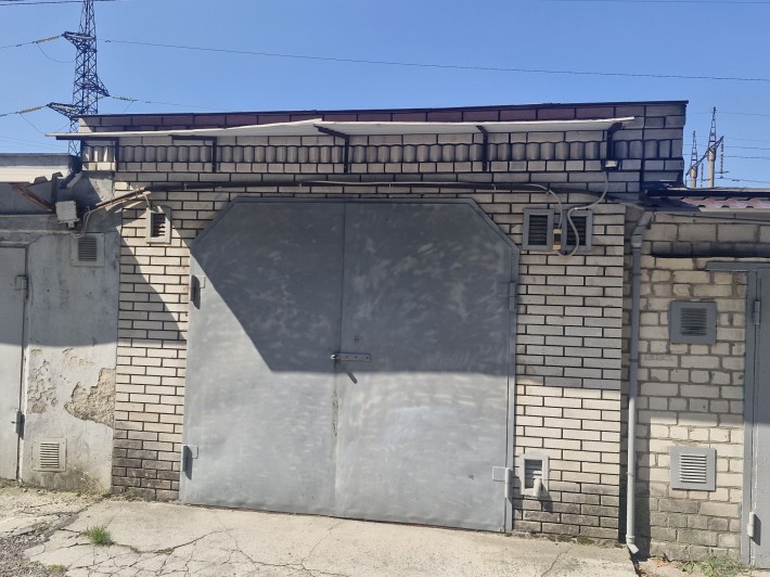 Продам капитальный гараж на  против Амстора ул Чаривна 165 - фото 1