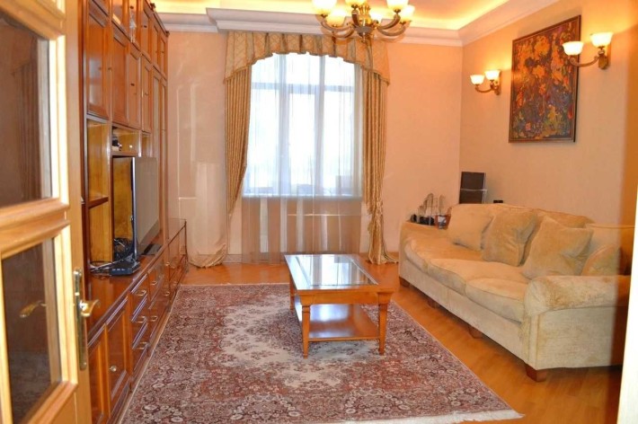 Продаж 2-кімнатної квартири в урядовому кварталі — вул. Банкова 1 - фото 1