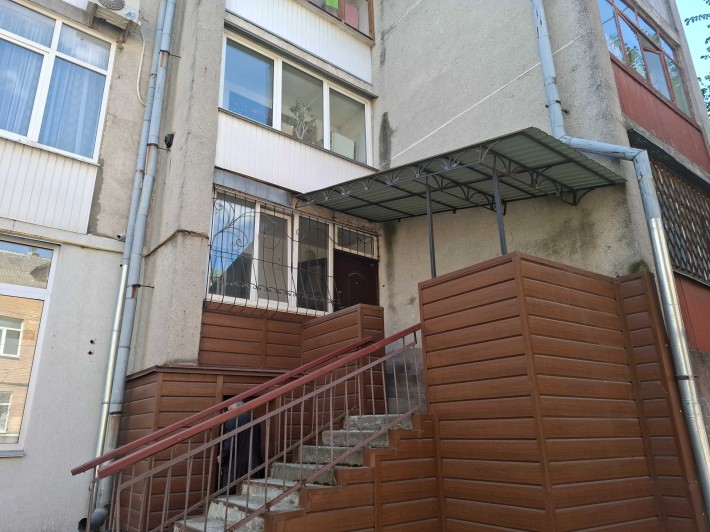 Продам 2-кімнатну квартиру в центрі міста з окремим входом - фото 1