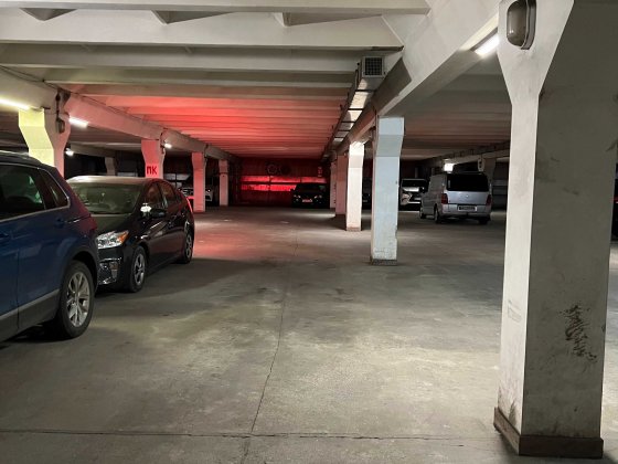 Продам паркоместо  в подземном паркинге . На две машины . Одесса