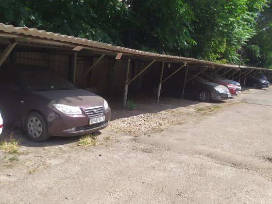 Продается парковочное место на крытой стоянке  (пр. Небесной сотни). Одеса