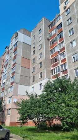 Простора чотири-кімнатна квартира в спальному районі. - фото 1