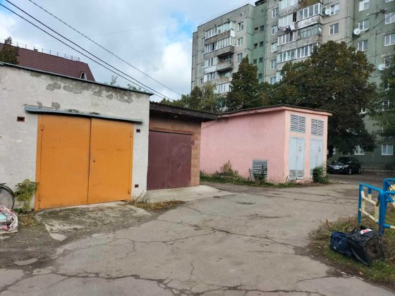 Продам гараж цегляний 4*6м в центі м. Костопіль разом з участком