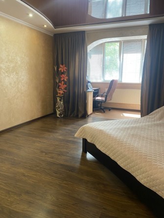 Продам 3 кімнатну квартиру в центрі з якісним ремонтом - фото 1