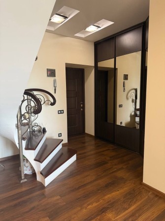 Продам 2-ох рівневу квартиру з ремонтом +паркінг на 2 авто - фото 1