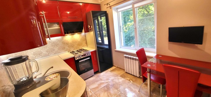 Продаж елітної 2-х к.кв. вул. Маліновського, буд. 42, ДРУГИЙ ПОВЕРХ. - фото 1