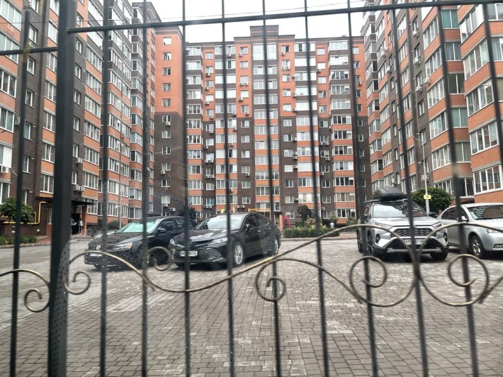 Срочно!Продам 2к.кв+кладова в новобудові(гаражі окремо) від хозяіна - фото 1