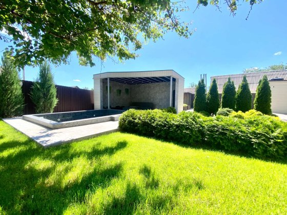 Затишний будинок з доглянутою ділянкою та басейном. Коммунарский район