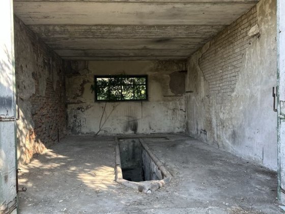 Здається бокс з оглядовою ямою Канев