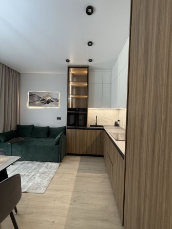 Продам 60 жемчужина однокомнатная с дорогим ремонтом - фото 1