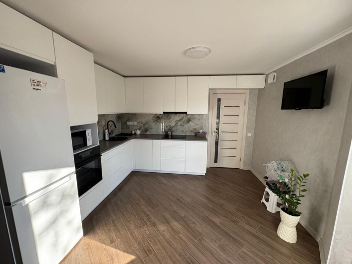 Продам 3-и кімнатну квартиру з авторським ремонтом на Ковалівці. - фото 1