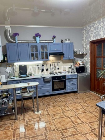 Продам. 3 комнатная квартира со своим двориком. Центр - фото 1