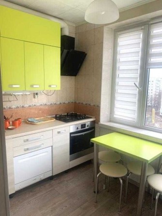 Продам 2 к. квартиру возле метро пешком 5 мин. 26500 дол. - фото 1