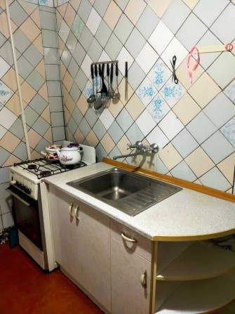 Продам Реальную 2х Балконку 1к кв Улучшенку Газ Средний Этаж - фото 1
