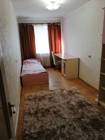 Здається одна кімната в трьохкімнатній квартирі для дівчини - фото 1
