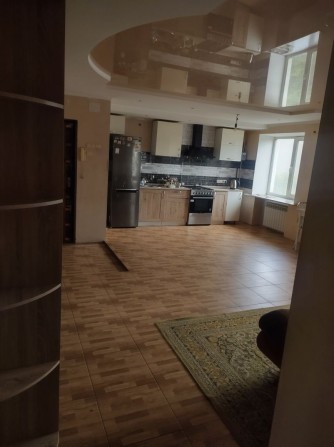 Трёхкомнатная квартира возле Славутич Арена.Стадион.80кв.м.Студия. - фото 1