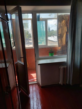 Сдаю однокомнатную квартиру (малосемейка без техники) в Октябрьском. - фото 1