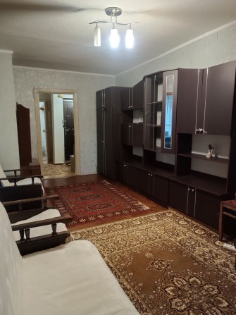 Сдам 2 комнатную квартиру на 1 м этаже в районе Коммунального рынка - фото 1