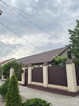 Продам шикарные полдома , свой вьезд, гараж, спокойная улица , ремонт! - фото 1