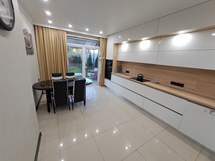 Продам капитальный новый дом с качественным ремонтом - фото 1
