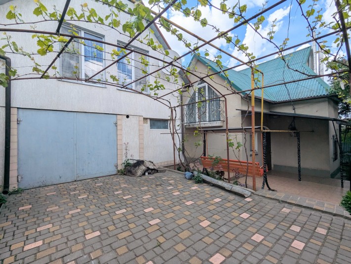 Продам будинок у Чорноморську з гаражем та ділянкою - фото 1