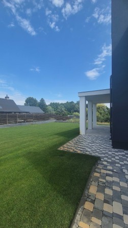 Шикарний будинок на березі озера: газон, автополив, велика ділянка - фото 1