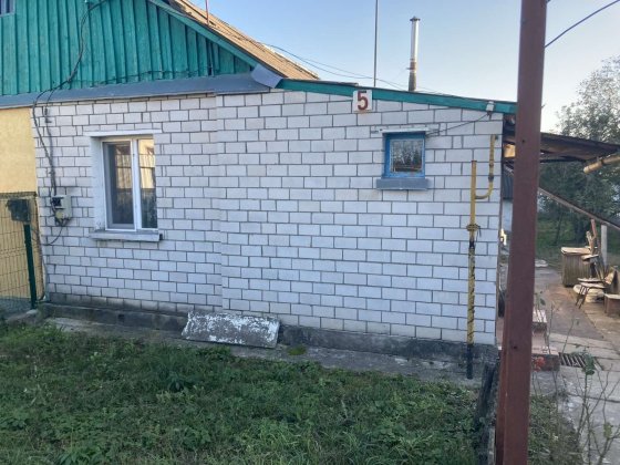 Частина будинку недалеко від річки Малин