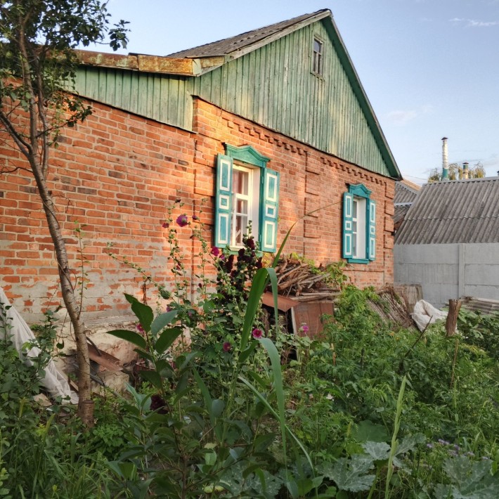 Продаю добротный кирпичный дом в тихом центре г. Мерефа - фото 1