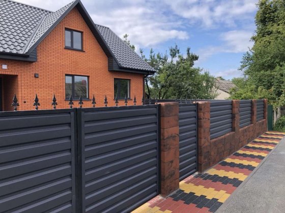 Продам будинок в районі ринку Урожай, 4 кімнати, кухня, ванна, гараж. Звягель