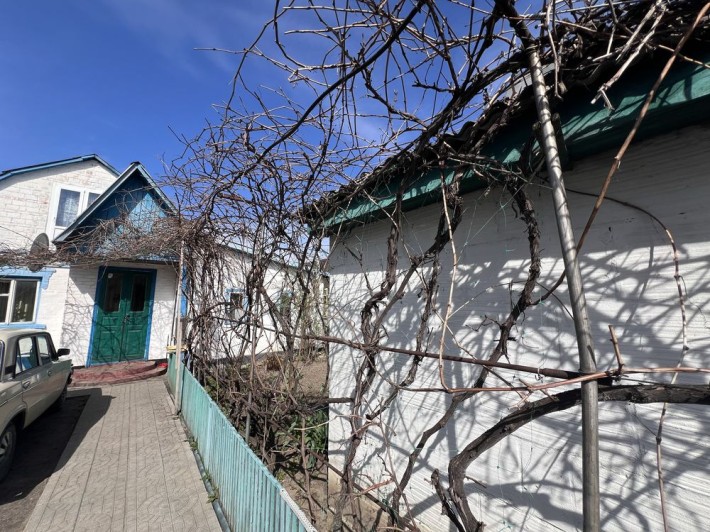 Пів хати на Кадлубиці. З господарськими будівлями - фото 1