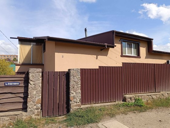 Продається частина будинку в 2 поверхи вул.Першотравнева р-н "Фортеці" Умань