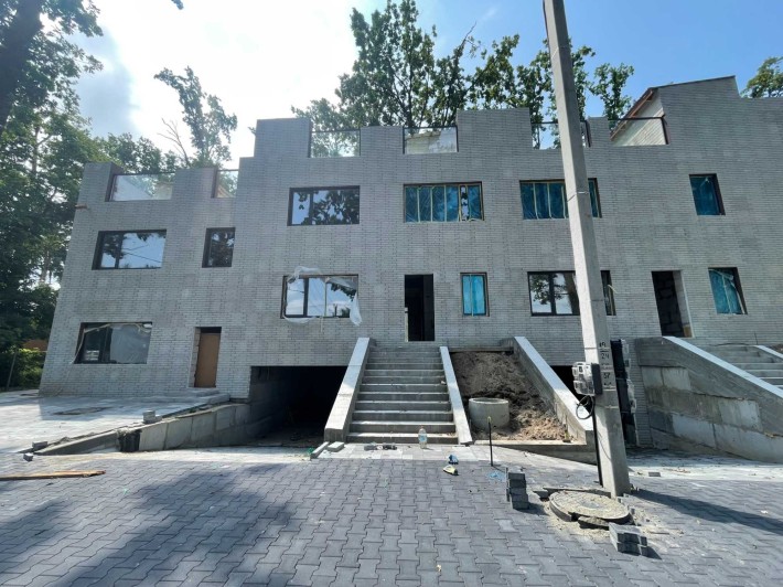 Таунхаус без ремонту, діл. 2 сотки, кутовий, Буча можна під СЕРТИФІКАТ - фото 1