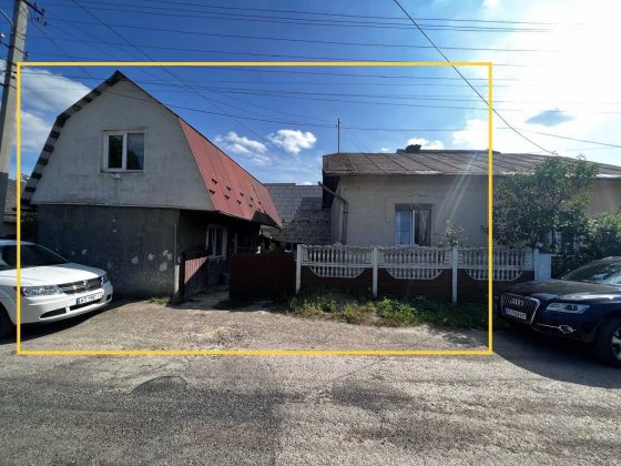 Пів-особняк із незавершеною добудовою в центральній частині міста Івано-Франківськ