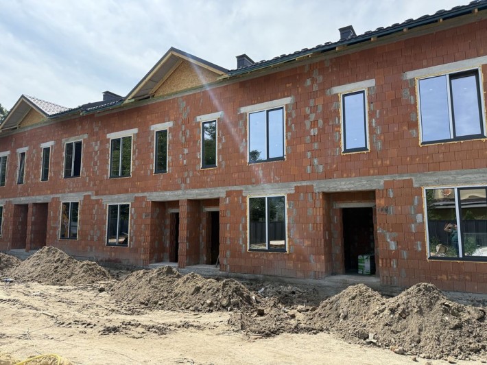 Таунхаус біля парку в Ірпені з центральними комунікаціями - фото 1