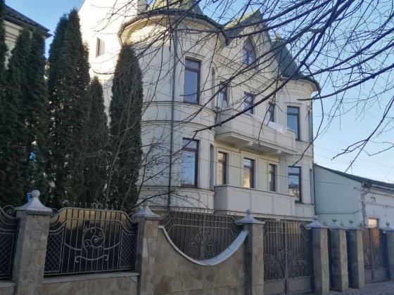 Клубний будинок біля парку Шевченка Івано-Франківськ