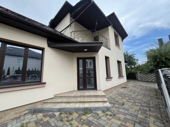 Сучасн.котеж закритою територ.в р-н нових котед. поруч центр.частини. Івано-Франківськ