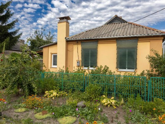 Цегляний будинок із садом та гаражем у районі Петрівки Кременчуг