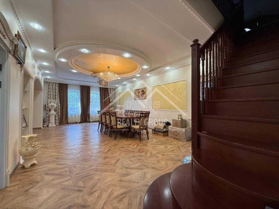 Продаж шикарного маєтку з фонтаном, 6 кімнат та два гаража Ц-м район. Кривий Ріг