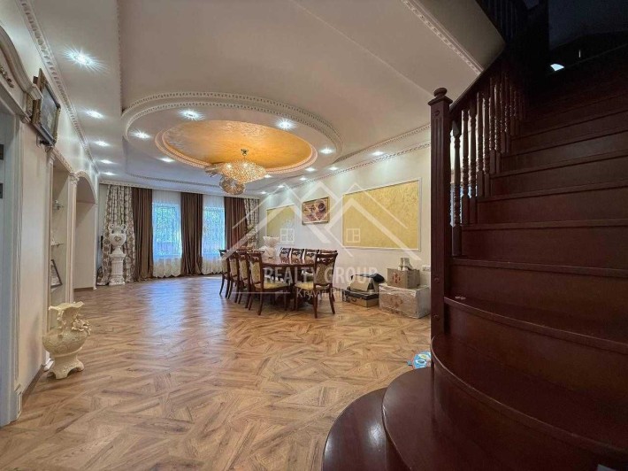 Продаж шикарного маєтку з фонтаном, 6 кімнат та два гаража Ц-м район. - фото 1