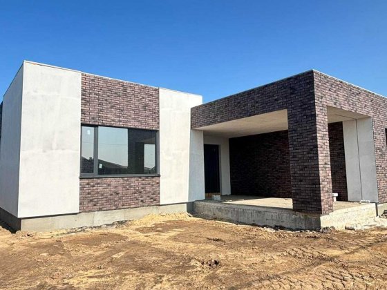 Сучасний одноповерховий будинок в елітному районі Рівне