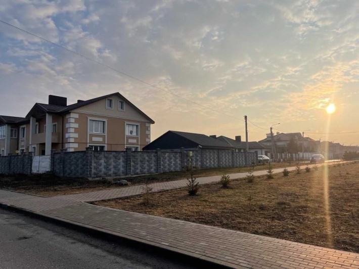 Продам просторий сучасний котедж в місті. Земельна ділянка 3,3 сот - фото 1
