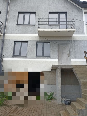 Котедж з гаражем та міськими комунікаціями - фото 1
