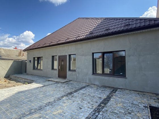 Продам новый дом  в центре Мельниц с заездом и двором. Херсон